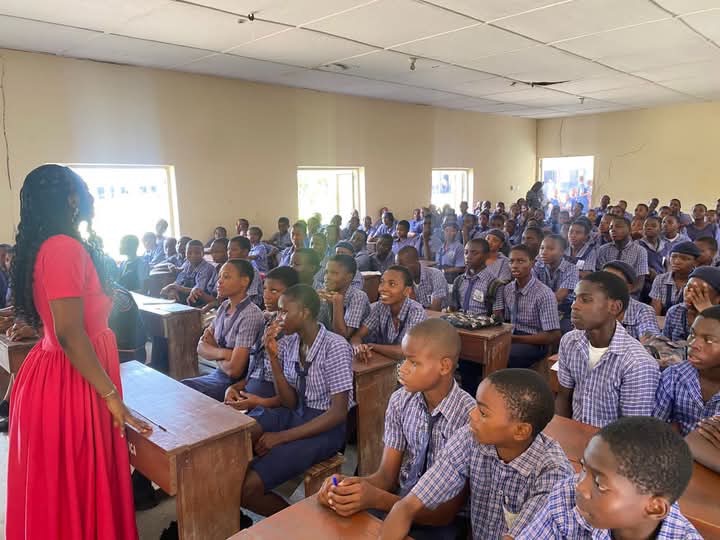 The Old Students Association of Government Secondary School Akim Qua Town (GSS Akim), Class of 2008, successfully organized the first edition of their Back to School & Mentorship Project on November 27, 2024. The event, themed “Building Tomorrow Today,” aimed to give back to the school and inspire current students through mentorship and donations.