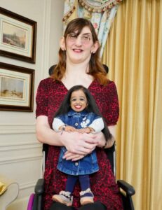 World’s Tallest Woman and World's Shortest Woman Meet for Afternoon Tea