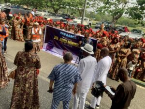 The Special Adviser on Inter-Party Affairs to the Governor of Cross River State, Hon. Nkoyo Otu, warmly welcomed the Majority Leader of the All Progressives Congress (APC), Hon. Julius Ihonvbere, to Calabar at the Margaret Ekpo International Airport.