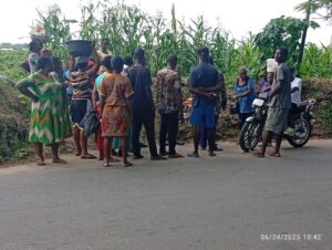 Disturbingly, the man was overheard making alarming statements such as, “Either he dies or the mum will surely die,”expressing an unwillingness to resolve the issue peacefully.